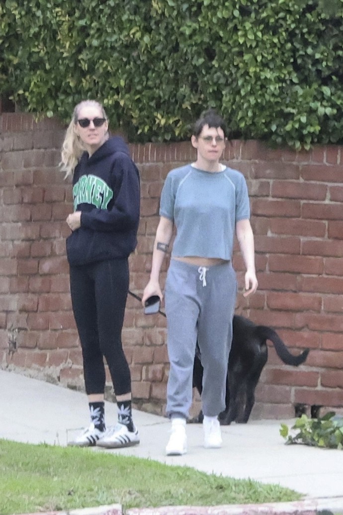 Kristen Stewart s partnerkou Dylan a pejskem na procházce v Los Angeles.