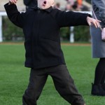 Zanedlouho pětiletý Lucas Tindall, pravnuk královny Alžběty II., je stejně rozpustilý, jako jeho bratranec z druhého kolene, princ Louis. Takto se rozjel na novoročních dostizích v Cheltenhamu.