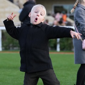 Zanedlouho pětiletý Lucas Tindall, pravnuk královny Alžběty II., je stejně rozpustilý, jako jeho bratranec z druhého kolene, princ Louis. Takto se rozjel na novoročních dostizích v Cheltenhamu.