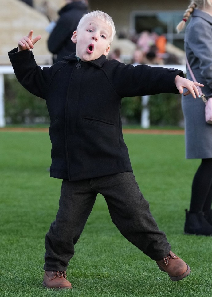 Zanedlouho pětiletý Lucas Tindall, pravnuk královny Alžběty II., je stejně rozpustilý, jako jeho bratranec z druhého kolene, princ Louis. Takto se rozjel na novoročních dostizích v Cheltenhamu.