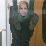 Přebytek energie se snažil zúročit houpáním na zábradlí a šplháním po skleněné stěně. Evidentně jde o jeho oblíbenou zábavu, podobný kousek předvedl na stejné akci přesně před rokem.