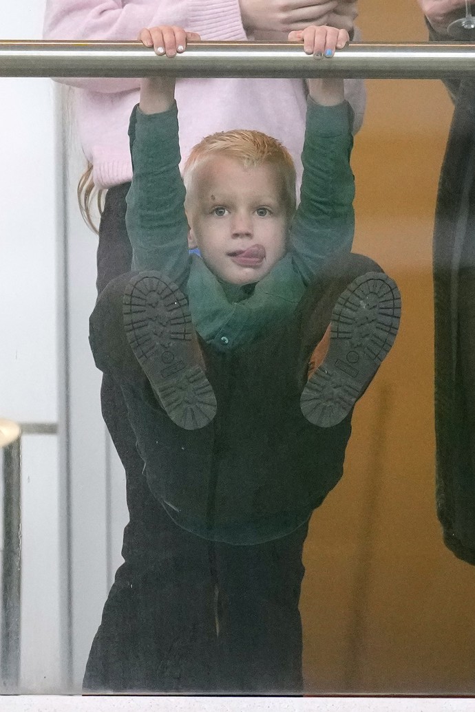 Přebytek energie se snažil zúročit houpáním na zábradlí a šplháním po skleněné stěně. Evidentně jde o jeho oblíbenou zábavu, podobný kousek předvedl na stejné akci přesně před rokem.