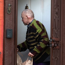 Mickey Rourke má oholenou hlavu.