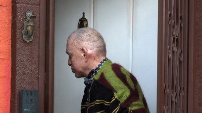 FOTO: Mickey Rourke má oholenou hlavu.