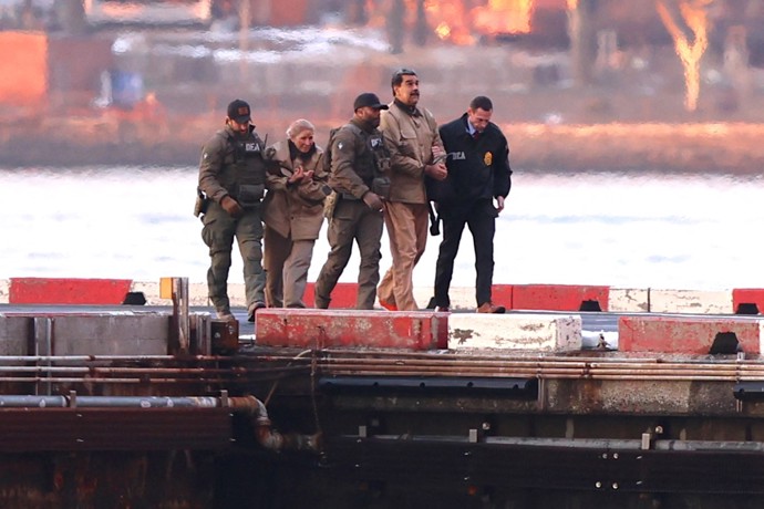 Nicolas Maduro a jeho žena jsou odváděni po příletu do USA.