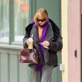 V mrazivých dnech zachraňuje herečku Jennifer Lawrence fialová šála.