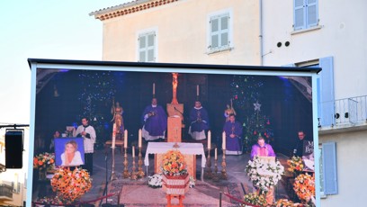 FOTO: Obrazovky, na nichž se promítalo poslední rozloučení s Brigitte Bardot.