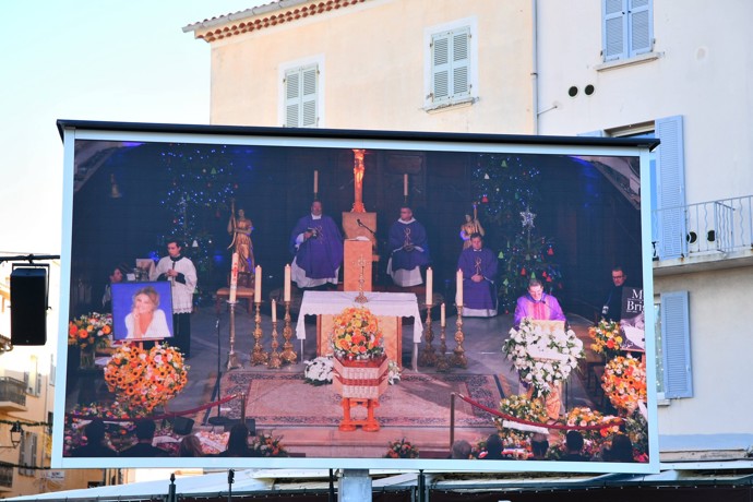 Obrazovky, na nichž se promítalo poslední rozloučení s Brigitte Bardot.