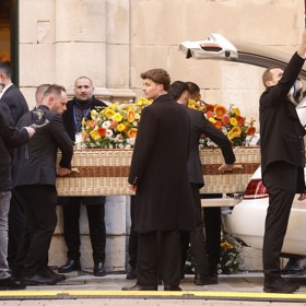 Proutěná rakev s ostatky Brigitte Bardot.