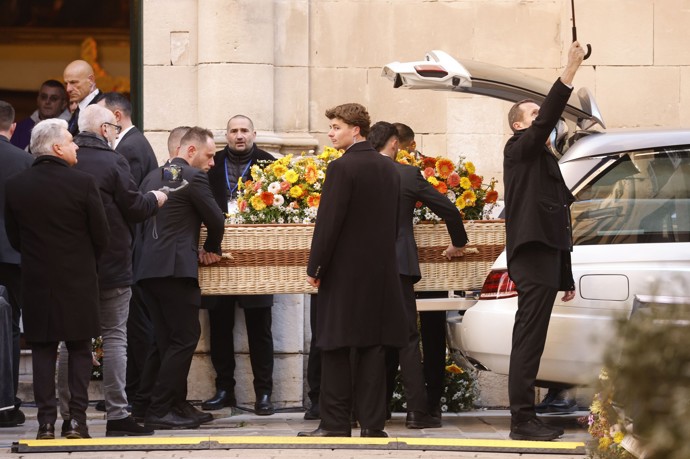 Proutěná rakev s ostatky Brigitte Bardot.