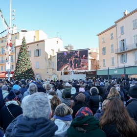 Přišly se rozloučit stovky fanoušků.