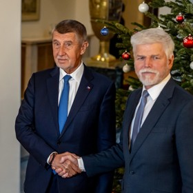 Není proto náhodou, že prezident i premiér vynesli modrou kravatu, která značí klid, reprezentativnost a jednotu.