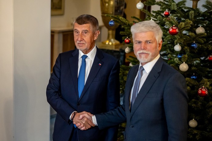 Není proto náhodou, že prezident i premiér vynesli modrou kravatu, která značí klid, reprezentativnost a jednotu.