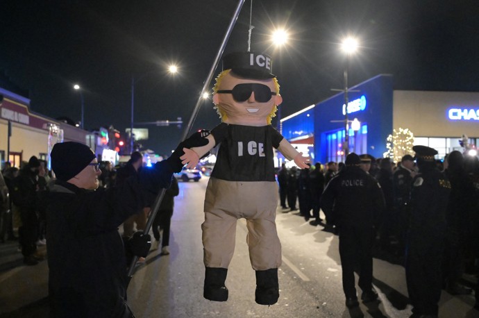 Lidé na protestu věšeli figurínu agenta ICE.