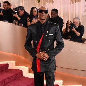 Rapper Snoop Dogg vypadal, jako by se chystal do postele, a ne na červený koberec. Jeho saténový oblek s červeně lemovaným sakem a kalhotami totiž tak trochu evokoval pyžamo.