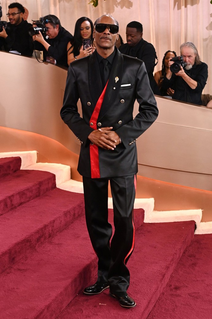 Rapper Snoop Dogg vypadal, jako by se chystal do postele, a ne na červený koberec. Jeho saténový oblek s červeně lemovaným sakem a kalhotami totiž tak trochu evokoval pyžamo.