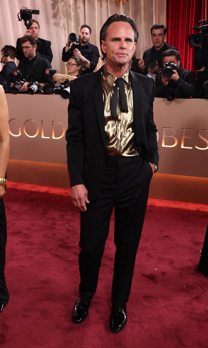 Herec Walton Goggins sice zvolil vhodný oblek od Yvese Saint Laurenta, ale vybral si k němu naprosto nevhodnou košili a ještě nevhodnější vázanku. I když jít na Zlaté globy ve zlaté je vlastně stylové.