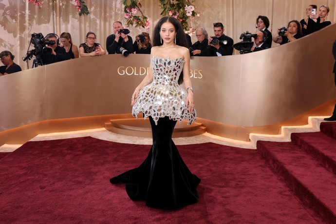 O další módní faux pas se postarala hvězda Jedné bitvy za druhou Chase Infiniti, která si oblékla šaty značky Louis Vuitton jakoby vyrobené ze stínítka lampy. Zatímco milovníci stalaktitů a svítidel její výběr kvitovali s povděkem, ostatní zůstávali tak trošku zaskočeně zírat.