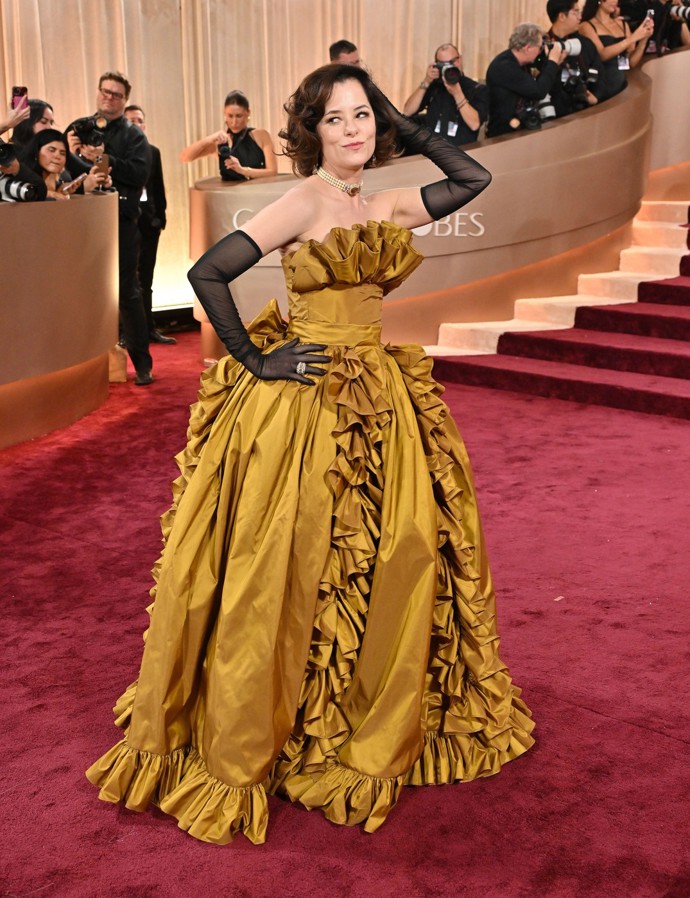 Do černého se netrefila ani herečka Parker Posey v nadýchané hořčicově žluté róbě a kontrastních černých rukavicích. Hedvábné šaty s volány nežádoucím způsobem přidávaly divě na objemu, a navíc na dálku působily dojmem, že byly vyrobené z termoizolační fólie.