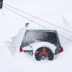 Auto jsou kompletně zasypaná.