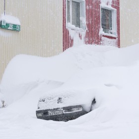 Sníh dosahuje až k prvním patrům. 
