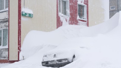 FOTO: Sníh dosahuje až k prvním patrům.