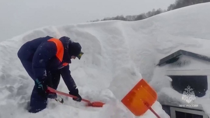 Vítr udělal až třímetrové závěje.