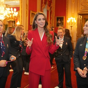 Dominantu kostýmu tvořilo vedle širokých nohavic asymetricky střižené sako.