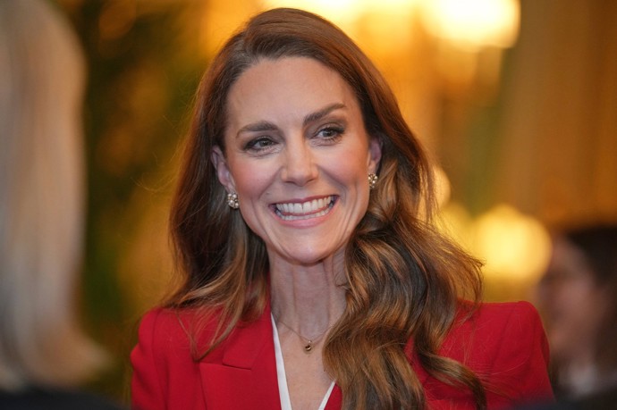 Kate doplnila kostým náušnicemi z vintage kolekce klenotnice Katherine James a náhrdelníkem Aurée s kamenem, zasvěceným měsíci lednu.