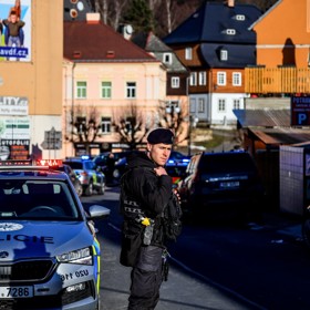 Muž zastřelil muže a dalších šest lidí zranil.
