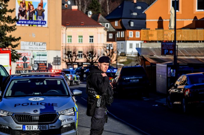 Muž zastřelil muže a dalších šest lidí zranil.
