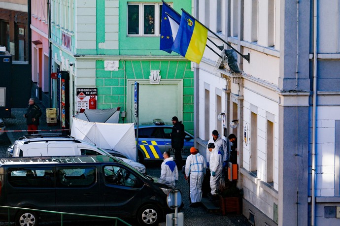 Vlajky na úřadě v Chřibské.