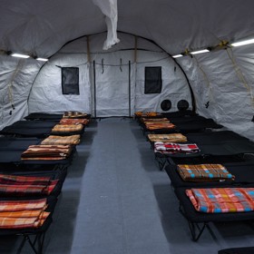 Noěv postavené vyhřívané stany pro obyvatele Kyjeva.