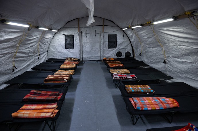 Noěv postavené vyhřívané stany pro obyvatele Kyjeva.