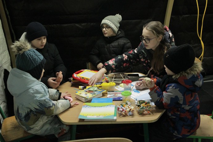 Děti se kvůli ruským útokům musí učit ve stanech.