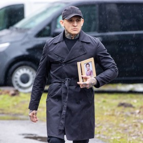 Gábor Boráros přišel na pohřeb s fotografií v rámečku.