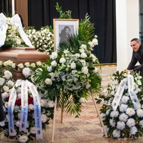 Emotivní poslední rozloučení se slovenskou influencerkou Monikou Jákliovou. Na fotografii zdrcený exsnoubenec Gábor Boráros.