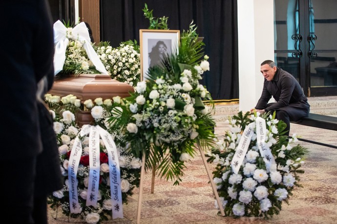 Emotivní poslední rozloučení se slovenskou influencerkou Monikou Jákliovou. Na fotografii zdrcený exsnoubenec Gábor Boráros.