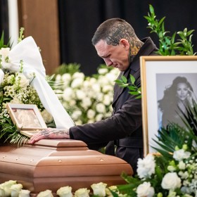 Emotivní poslední rozloučení se slovenskou influencerkou Monikou Jákliovou. Na fotografii zdrcený exsnoubenec Gábor Boráros.