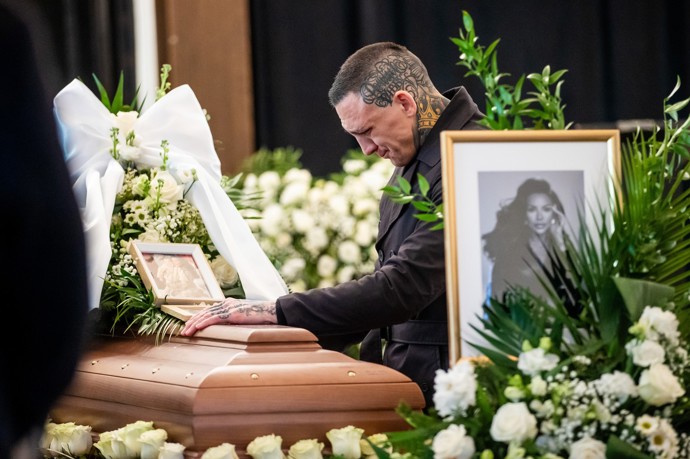 Emotivní poslední rozloučení se slovenskou influencerkou Monikou Jákliovou. Na fotografii zdrcený exsnoubenec Gábor Boráros.