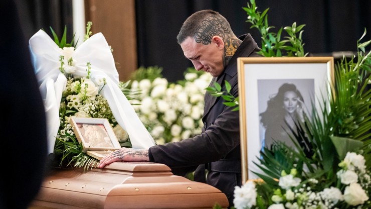 Emotivní poslední rozloučení se slovenskou influencerkou Monikou Jákliovou. Na fotografii zdrcený exsnoubenec Gábor Boráros.