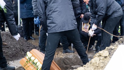 FOTO: Pohřeb byl velmi emotivní a plný slz.