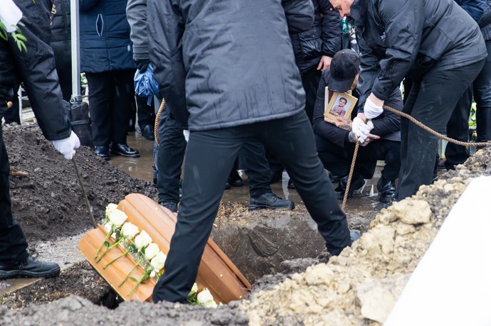 Pohřeb byl velmi emotivní a plný slz.