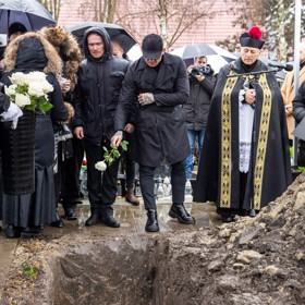 Gábor Boráros hodil do hrobu své expartnerce bílou růži.