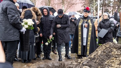 FOTO: Gábor Boráros hodil do hrobu své expartnerce bílou růži.