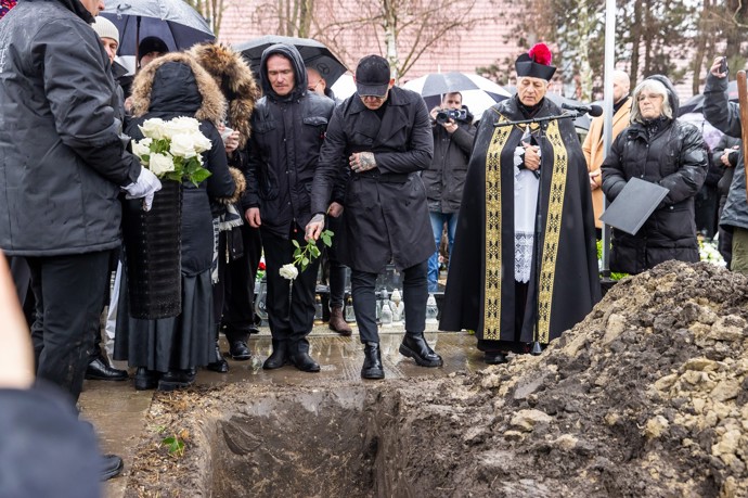 Gábor Boráros hodil do hrobu své expartnerce bílou růži.