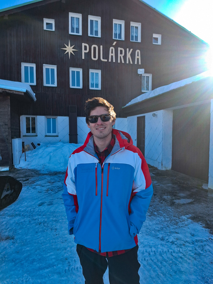 Původně se horská chata jmenovala Protěž, zpěvák ji ale přejmenoval na Polárka.