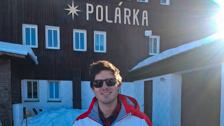 Původně se horská chata jmenovala Protěž, zpěvák ji ale přejmenoval na Polárka.