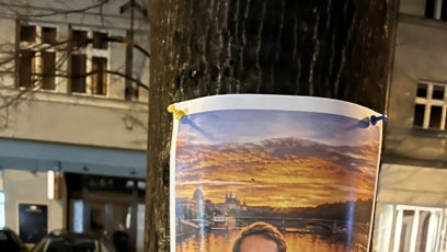 FOTO: Lidé na něj vzpomínají před hotelem, kde vypadl z okna.