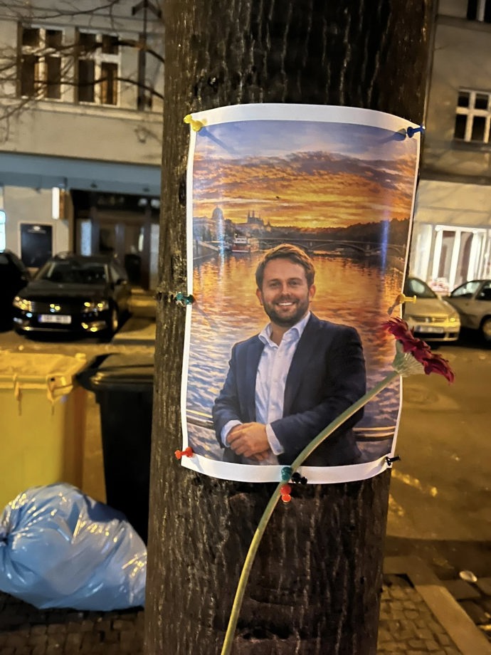 Lidé na něj vzpomínají před hotelem, kde vypadl z okna.